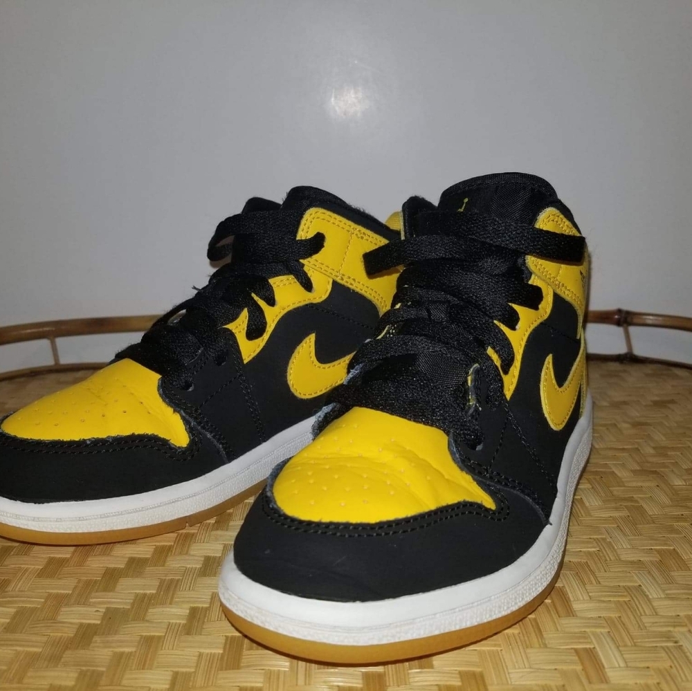 Nike Air Jordan Black and Yellow size 13c